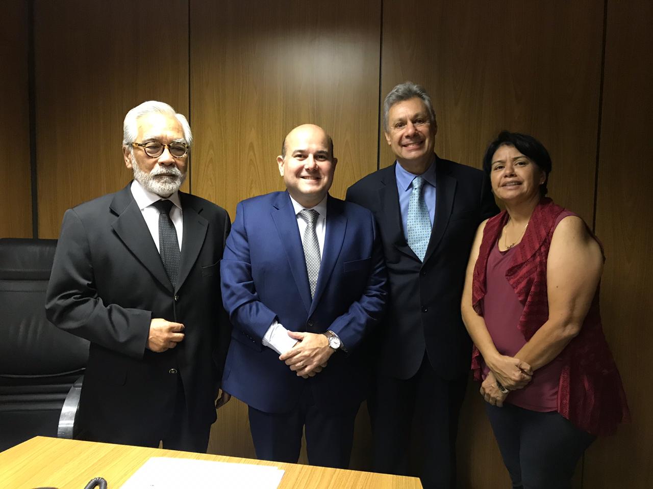 várias pessoas em pé, posando para a foto